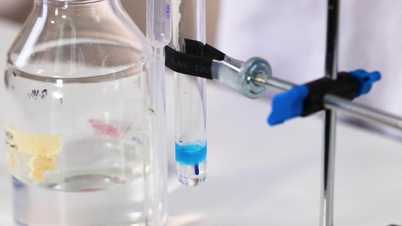 observación de una reacción química en un entorno de laboratorio