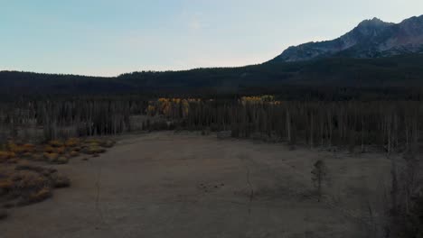 4k-Drone-Vuela-Sobre-El-Campo-Del-País-Al-Atardecer-En-Las-Montañas-De-Dientes-De-Sierra,-Stanley-Idaho