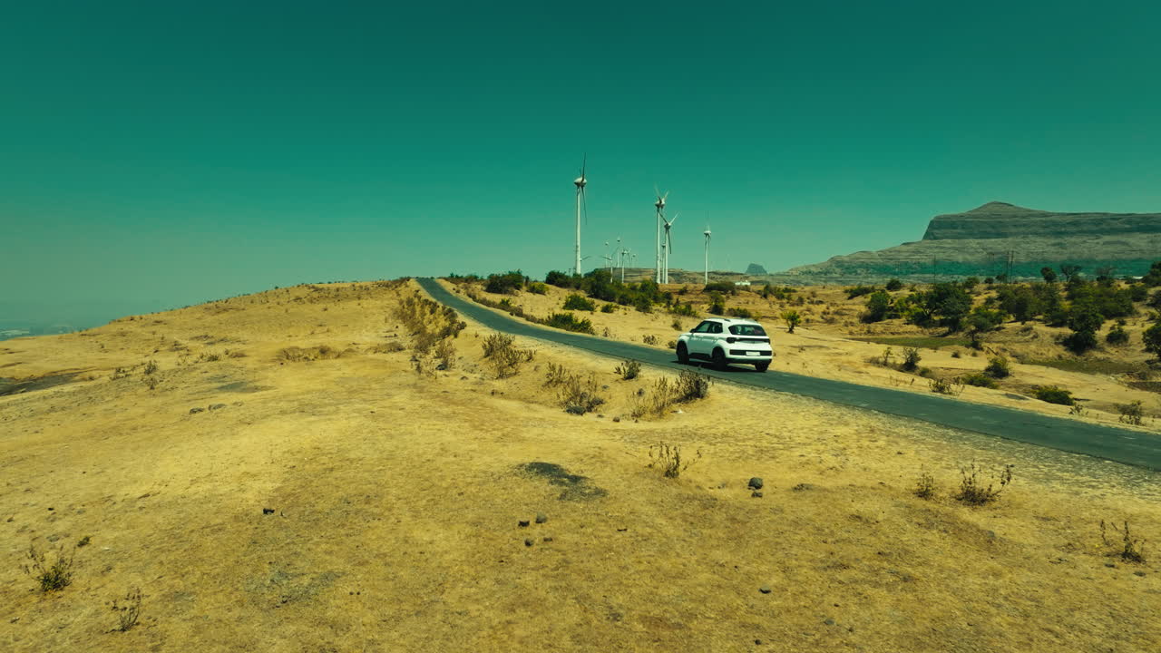 풍력 터빈과 자동차를 가진 시골 도로