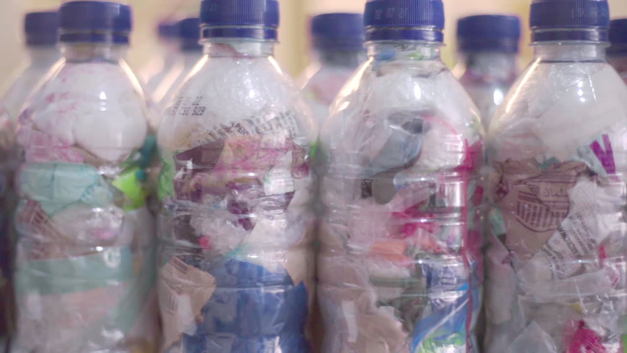 완전히 완성된 에코브릭의 깔끔한 행의 돌리 샷을 닫습니다.