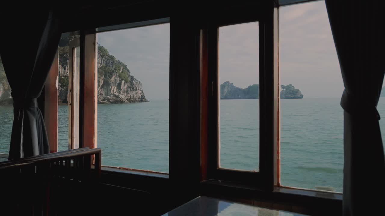 Vista da Baía de Lan Ha da janela de um barco no Vietnã.