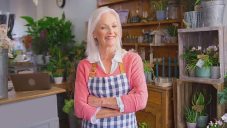 retrato de la propietaria de una floristería sonriendo a la cámara