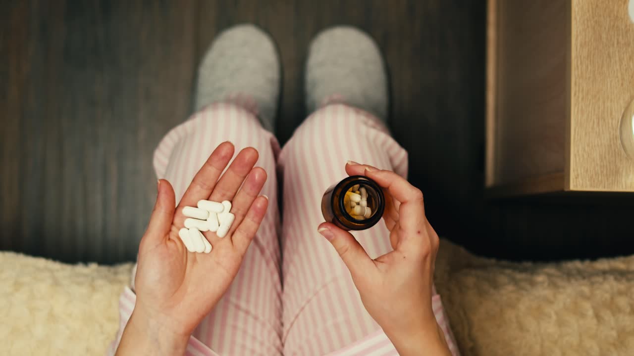 mujer tomando medicina en pijama
