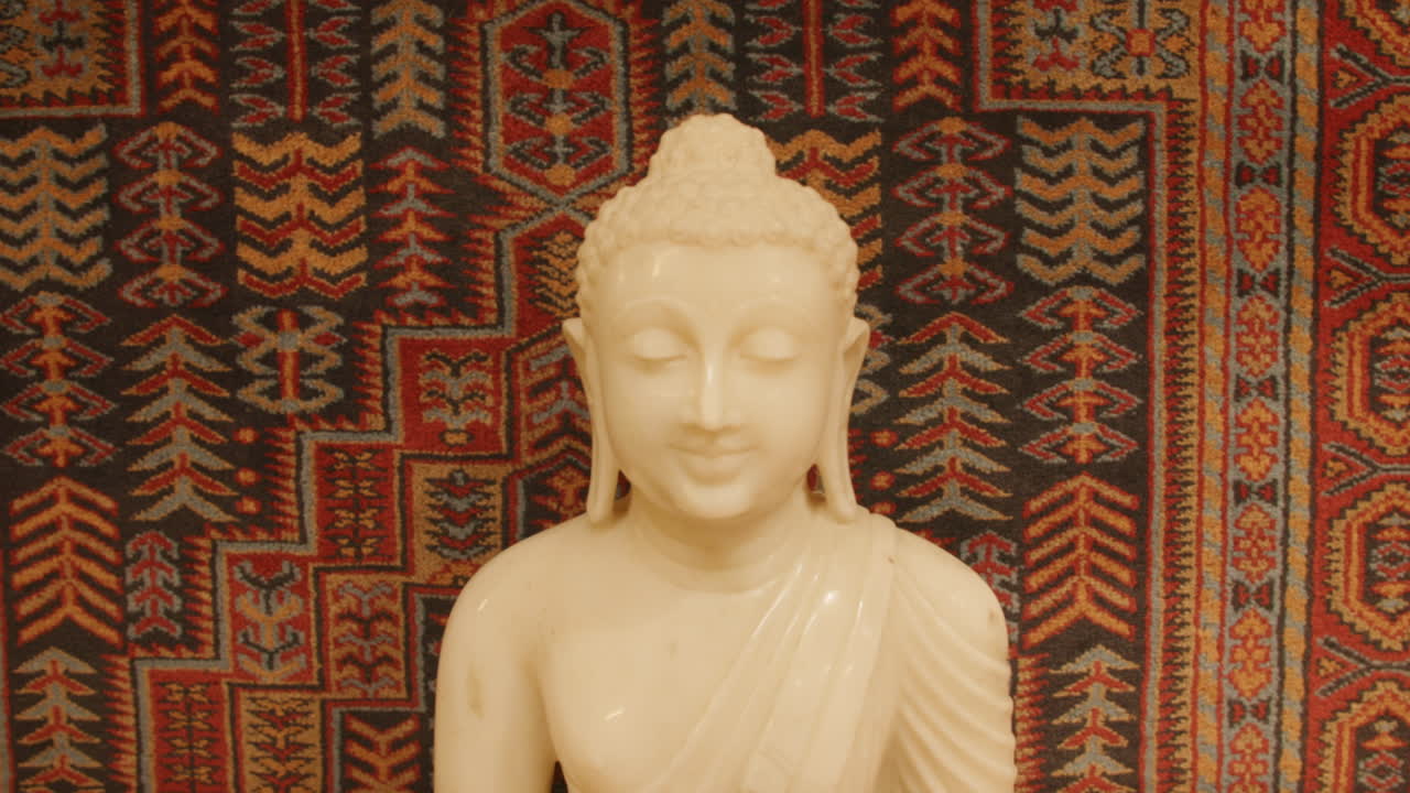 imágenes en cámara lenta moviéndose lentamente más y más cerca de una estatua de buda