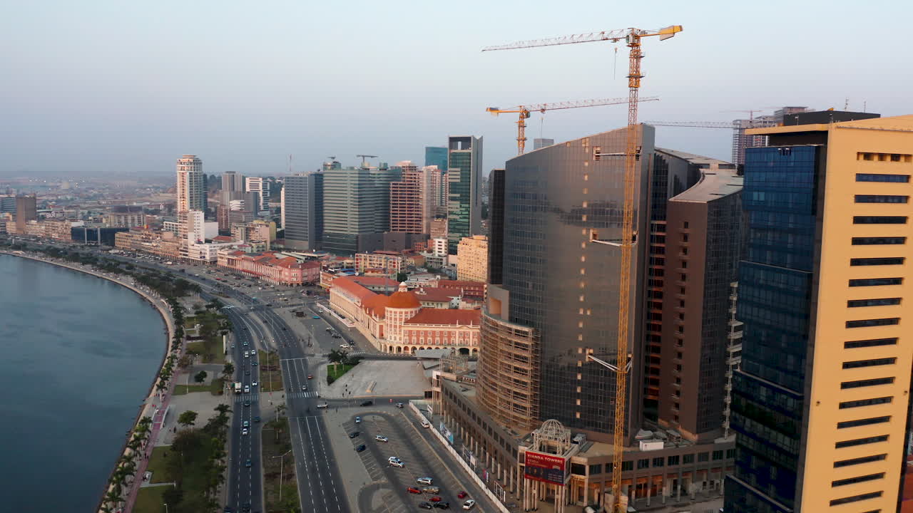 frente raveling, ciudad de luanda, hora dorada volando sobre la bahía de luanda, áfrica