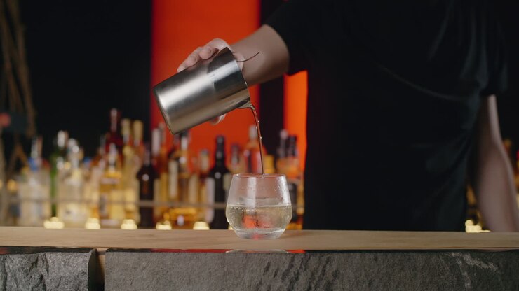 Barista versando cocktail