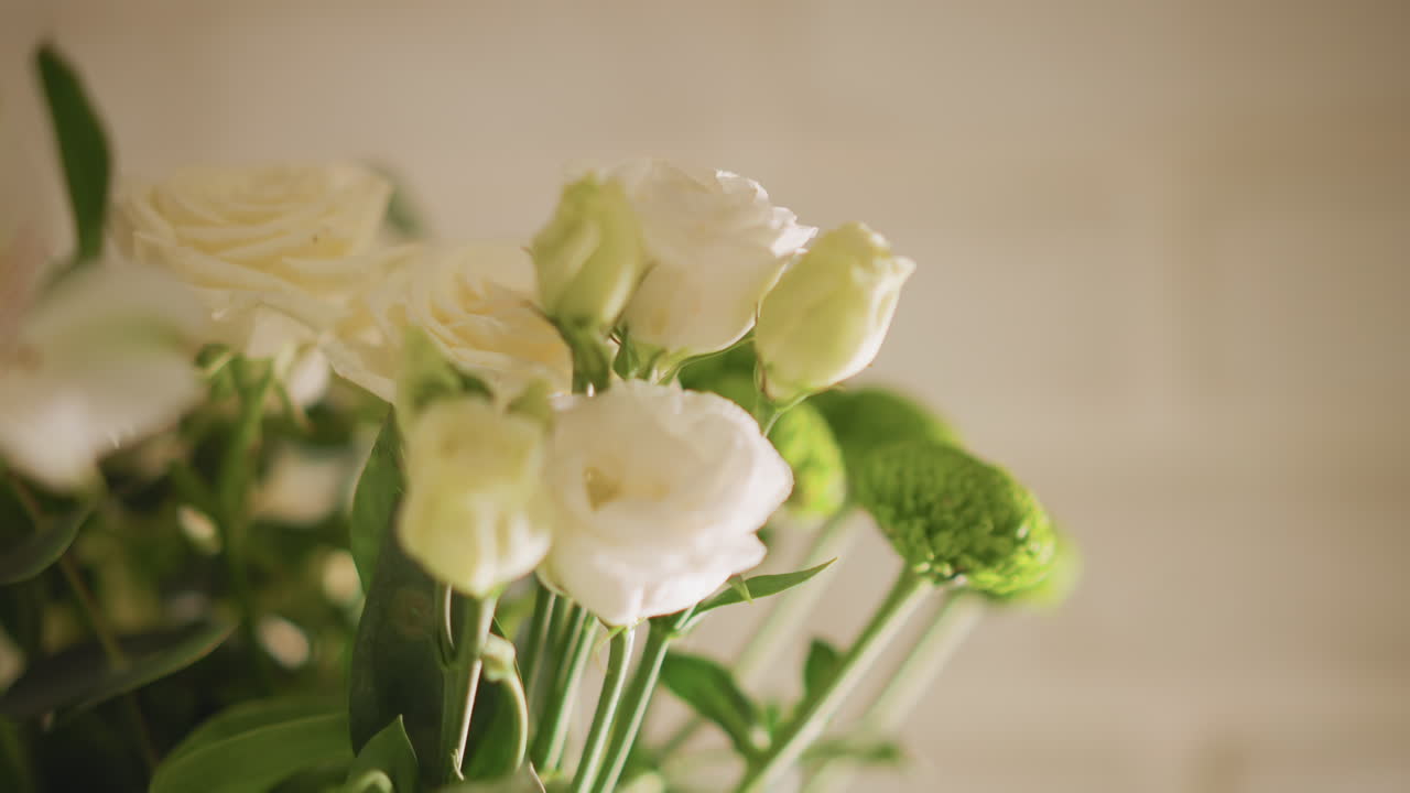 Piano di lavoro della cucina con fiori freschi. Composizione di fiori freschi illuminata dal sole sul piano di lavoro della cucina. Scena informale con un bouquet di fiori bianchi adagiato accanto allo spazio di preparazione per cucinare in cucina.