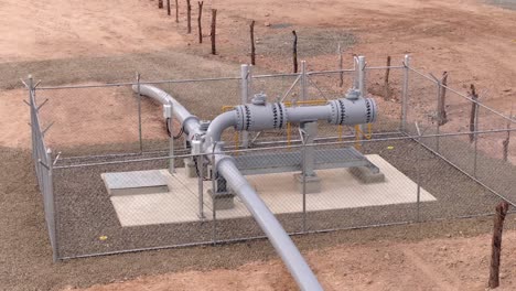 unión cercada de la tubería de gas en la central térmica
