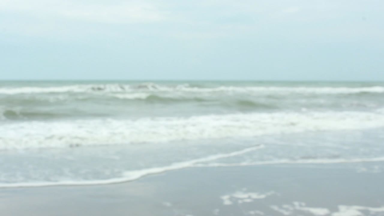 모래 해변 1 에 있는 병 에 있는 메시지 를 열고 있는 젊은 남자