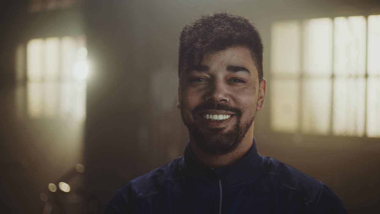 Ritratto di un uomo sorridente in palestra