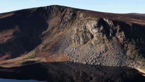 Der-Guinness-See-Lough-Tay-Luggala-Mit-Schwarzen-Wasserreflexionen-Und-Glas-Wie-Spiegelbild-Des-Berges-Auf-Dem-Wasser-In-Wicklow-Irland