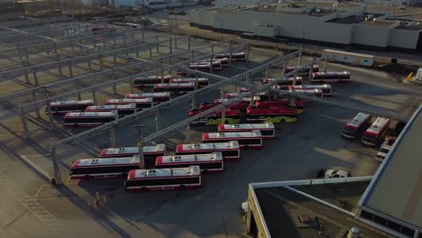 Autobuses-De-Transporte-Público-Ttc-En-Grandes-Instalaciones-De-Operaciones,-Mantenimiento-Y-Almacenamiento-Que-Revelan-Espacios-De-Estacionamiento-Vacíos