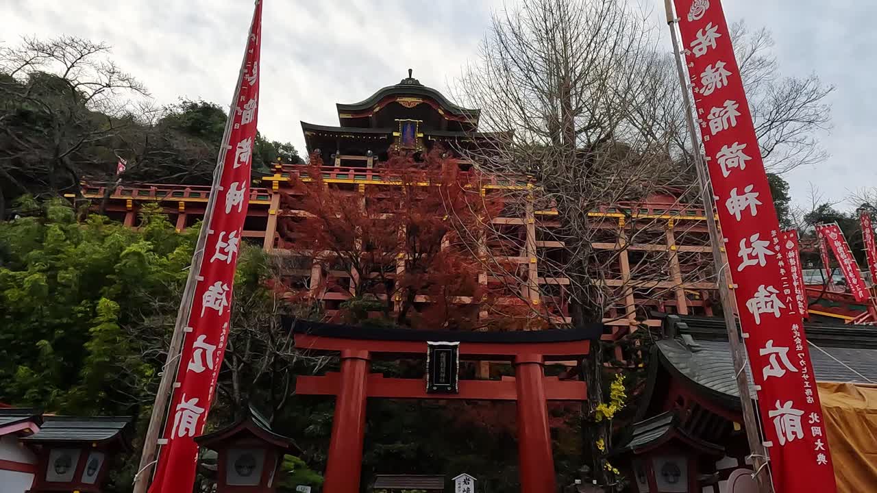 toma de apertura que muestra el edificio principal del santuario yutoku inari en kyushu, japón