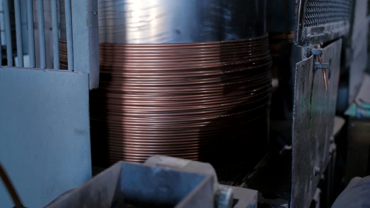 en primer plano, el alambre de cobre se enrolla en la línea de dibujo en la fábrica de cables.