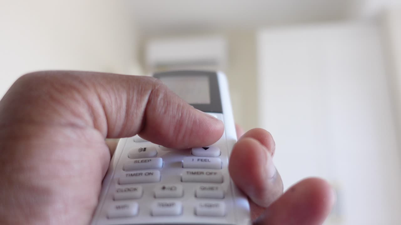 presionando a mano el botón turbo en un control remoto del aire acondicionado