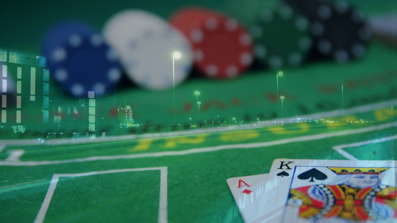 mesa de casino con fichas y cartas y autopista brillante