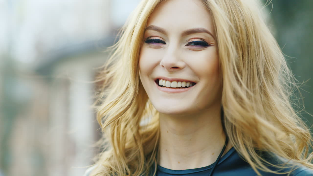 파란 눈을 가진 젊은 여성의 초상화