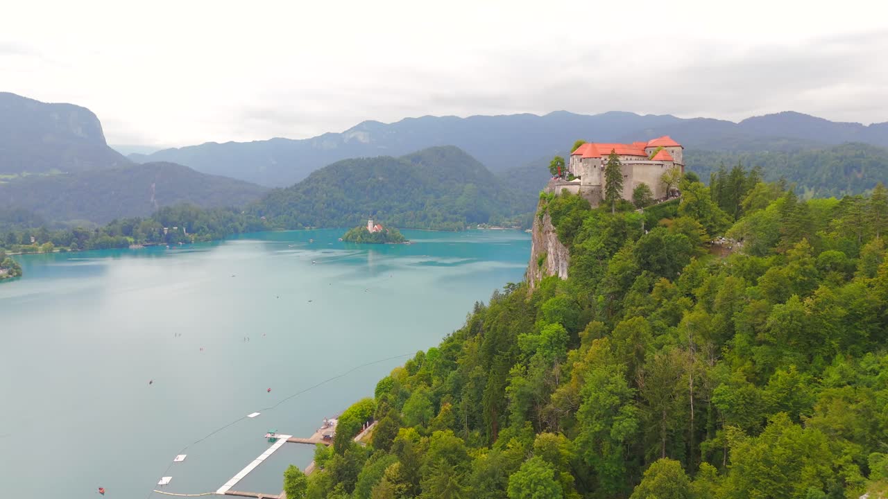 슬로베니아의 블레드 호수 (lake bled) 의 놀라운 드론 영상, 상징적인 섬, 성, 그리고 울창한 풍경을 보여줍니다.