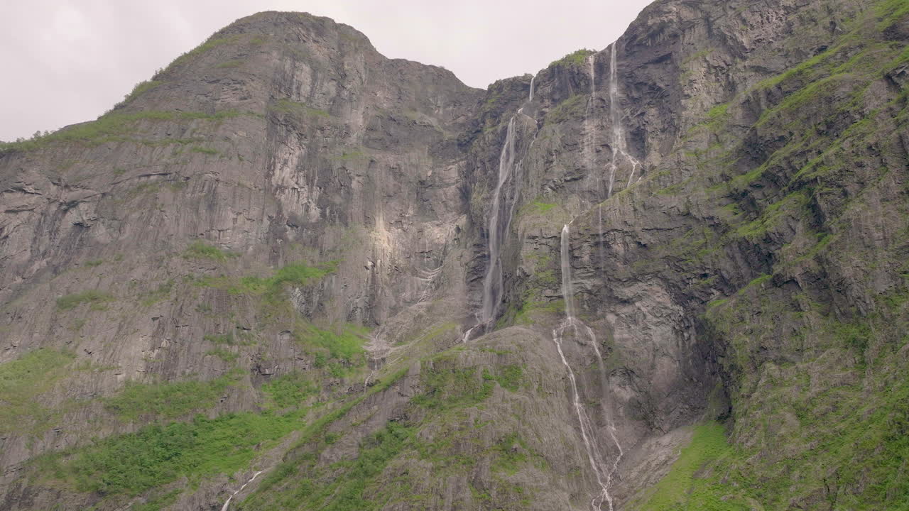 impresionante kjerrskredsfossen cae por la ladera de una montaña escarpada; zumbido