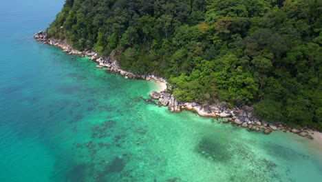 Türkisfarbenes-Wasser,-Lagunenstrand-Auf-Der-Insel-Besar-Perhentian,-üppiger-Tropischer-Wald-Im-Hintergrund