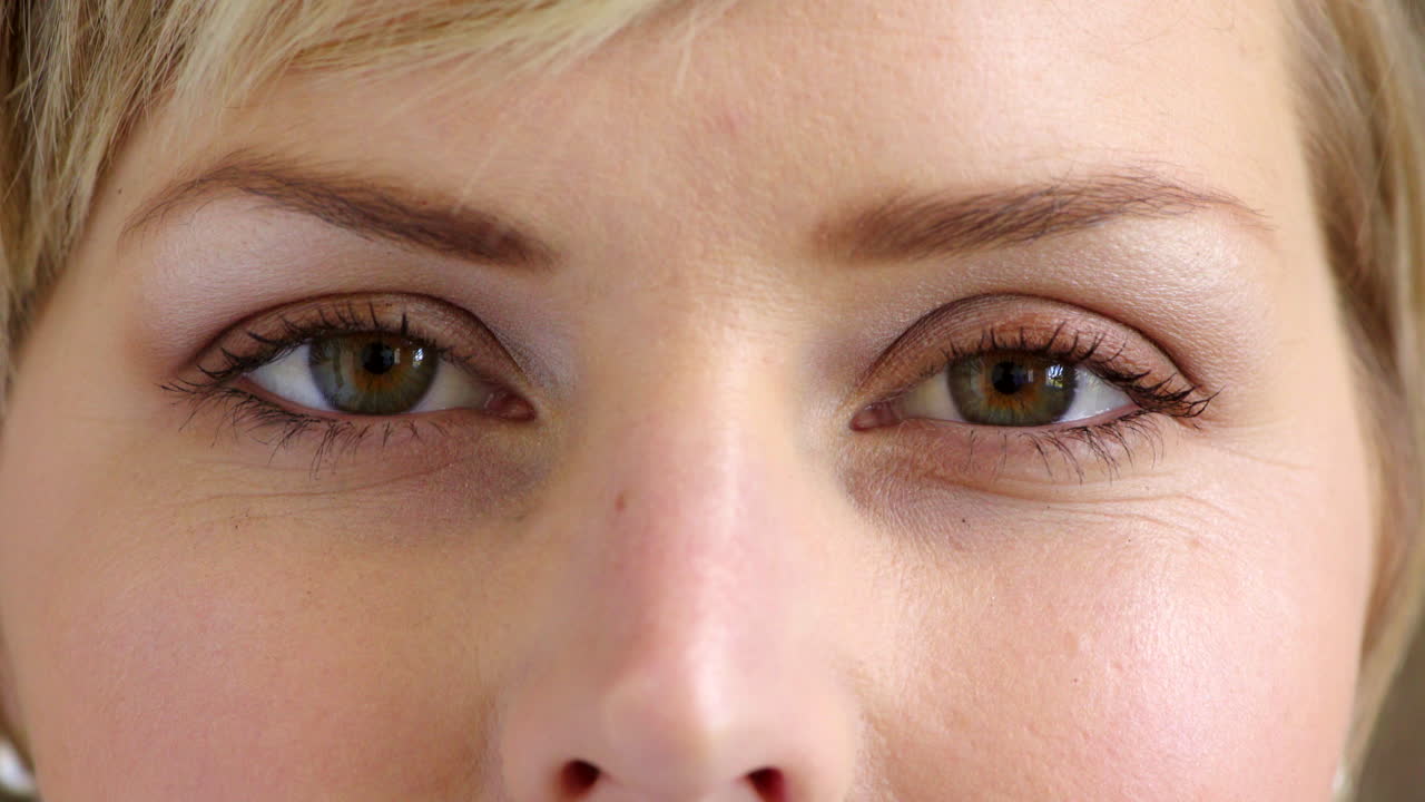 retrato de una joven feliz con un hermoso