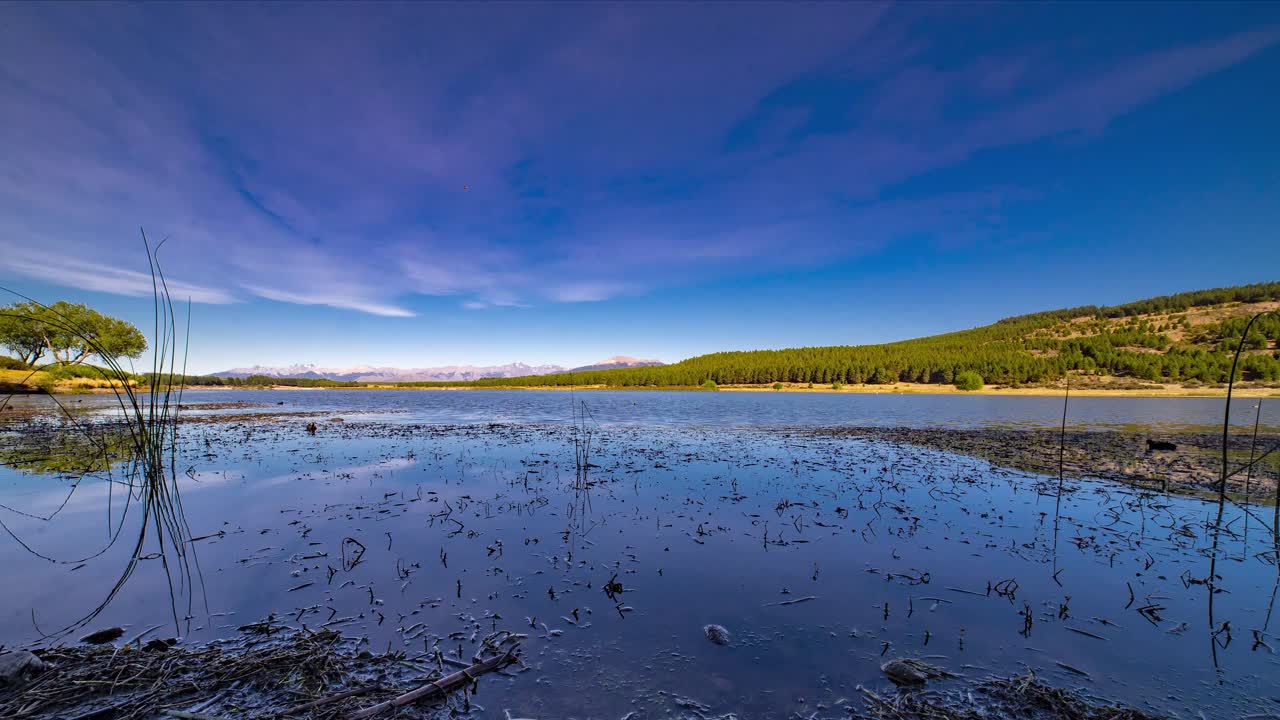 아르헨티나 에스켈에 있는 아름다운 호수의 파노라마 스테디 카메라 샷