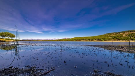 toma panorámica de cámara fija de un hermoso lago en esquel, argentina