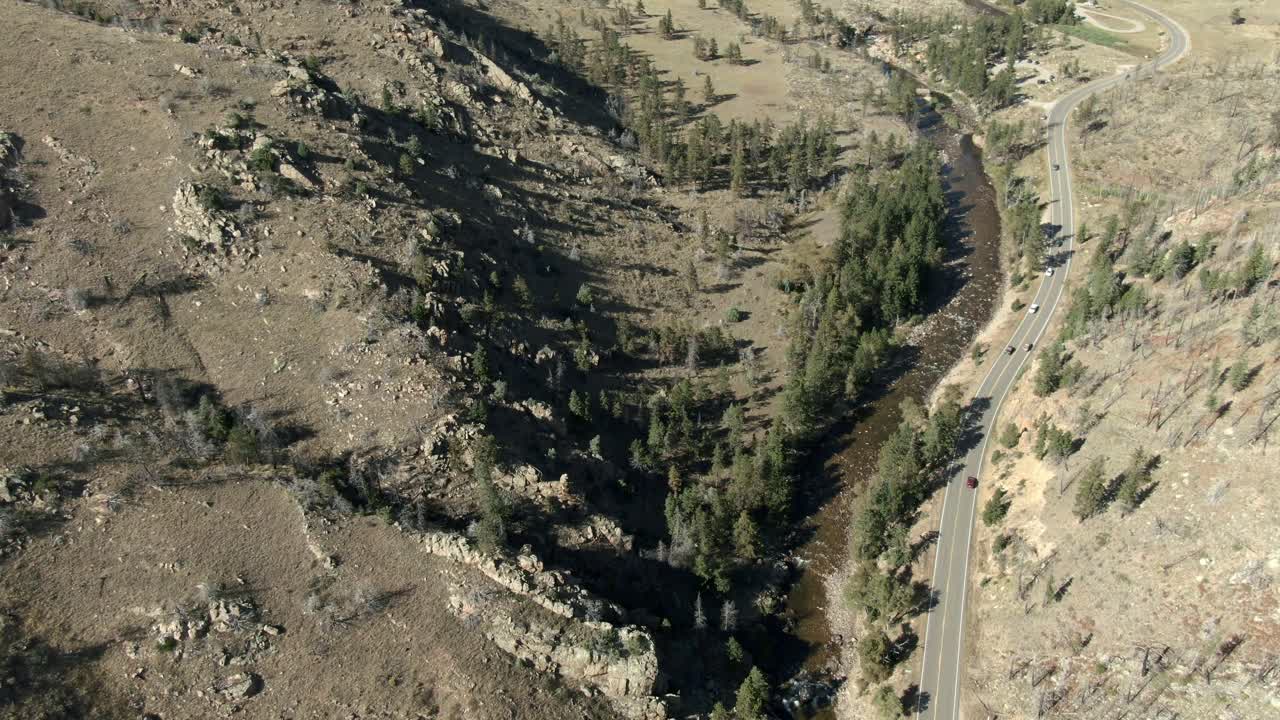 panorámica aérea sobre carretera en cañón con autos en colorado