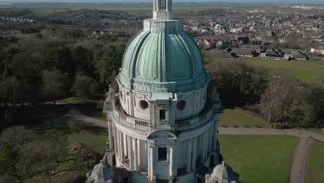 Ashton-Memorial-Monument-Im-Williamson-Park,-Lancaster,-Großbritannien.-Aufnahme-Des-Langsamen-Abstiegs,-Die-Details-Der-Rückseite-Zeigt