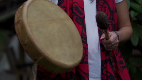 Bc-Mujer-Aborigen-Tocando-El-Tambor-Tradicional