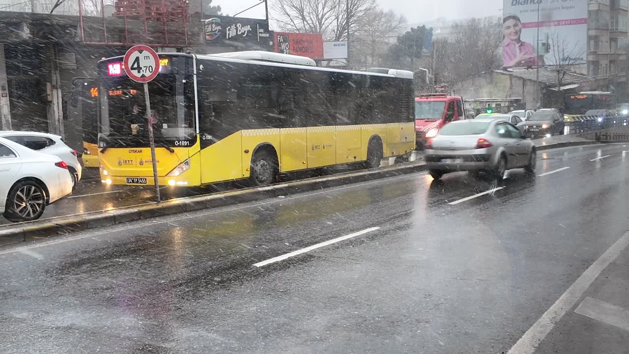 calle nevada de la ciudad con autobús y tráfico