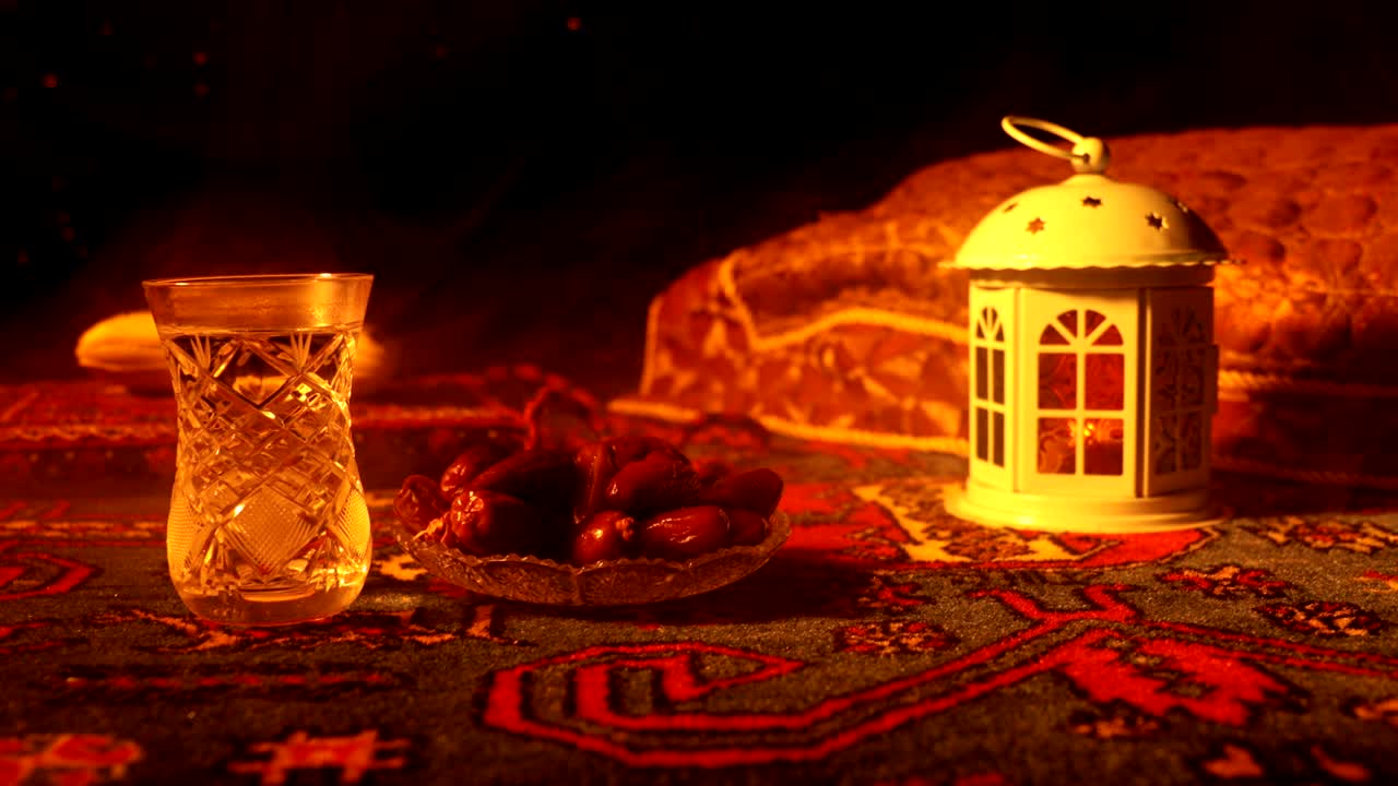 이프타르는 저녁 식사입니다. 장식의 슬라이더 뷰 라마단 카림 휴일 축제 축하 카드, 무슬림의 거룩한 달 라마단의 카림에 대한 초대. 어두운 배경. 선택적 초점