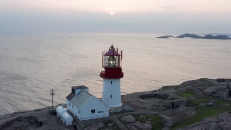 Drohnenaufnahmen-Des-Leuchtturms-Von-Lindesnes.-Norwegens-ältester-Leuchtturm