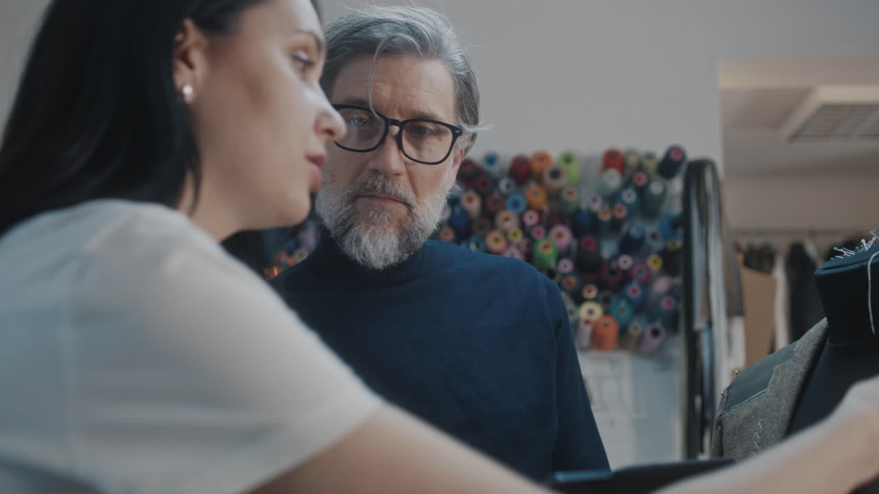 diseñadores de moda trabajando juntos