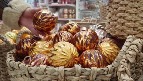 Auswahl-Und-Einkauf-Im-Laden-Für-Weihnachtsschmuck-Für-Den-Weihnachtsbaum.