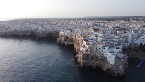 polignano a mare vista aérea de drones, revelación cinematográfica del paisaje urbano