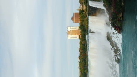 video vertical de 4k: las cataratas del niágara y la vista del río niágara desde la costa canadiense