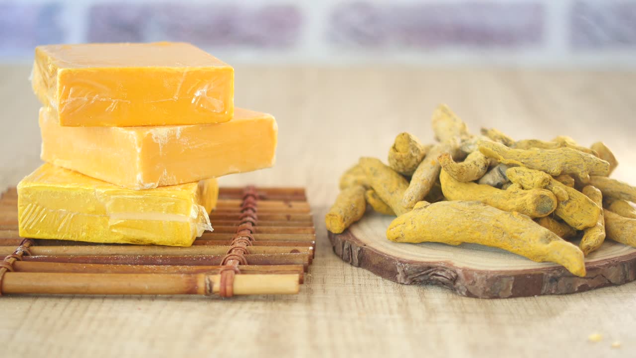 Sapone alla curcuma e radice di curcuma