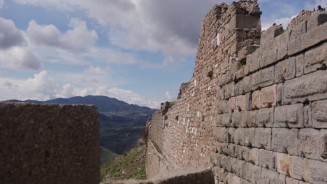 una pared exterior de piedra en una ladera de la colina en pérgamo