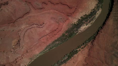 Ein-Luftvideo,-Das-Den-Colorado-River-Zeigt,-Flankiert-Von-Den-Abstrakten-Mustern-Der-Antilopendünen-Auf-Beiden-Seiten