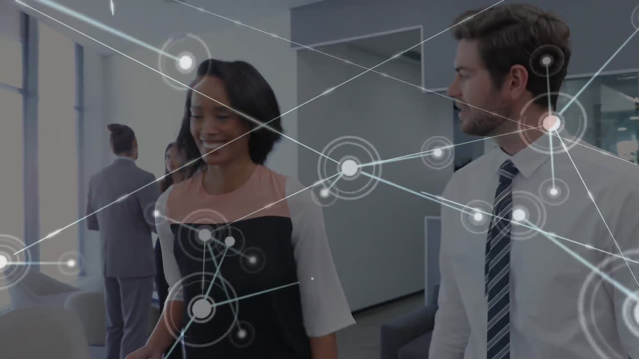 animación de una red de conexiones contra hombres y mujeres diversos que se estrechan la mano en la oficina