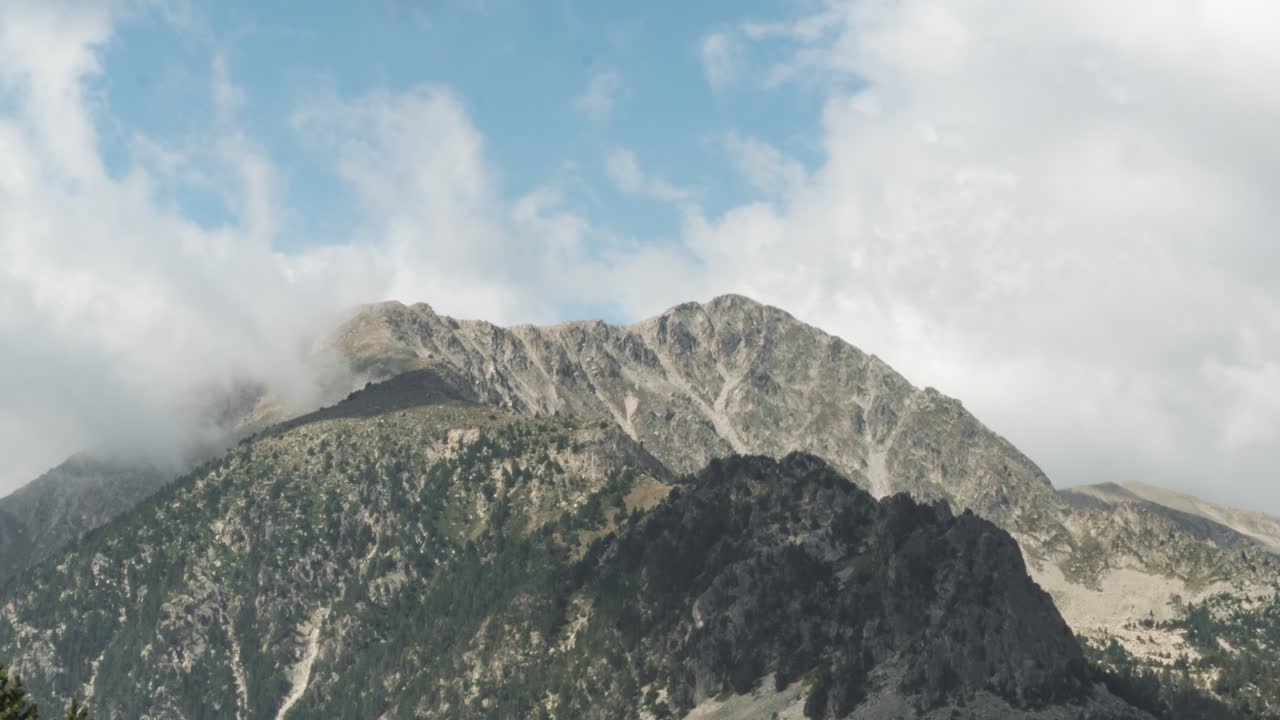 Andorra, İspanya'da Gündüz Pireneler Dağ Zirvesi Üzerinden Geçen Kabarık Beyaz Bulutlar