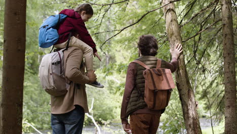 Familie-Genießt-Die-Aussicht-Im-Wald