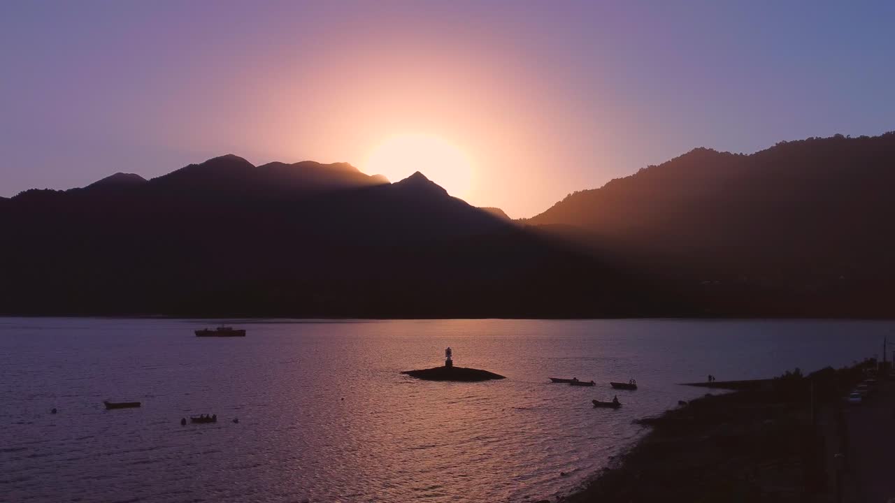 해가 지거나 해가 뜨는 것