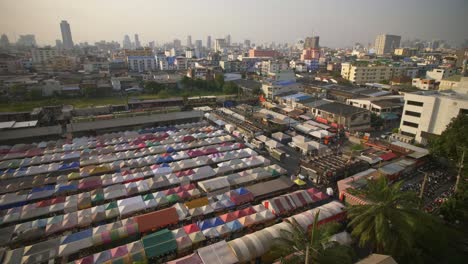 Mercado-del-tren-de-Ratchada-Bangkok