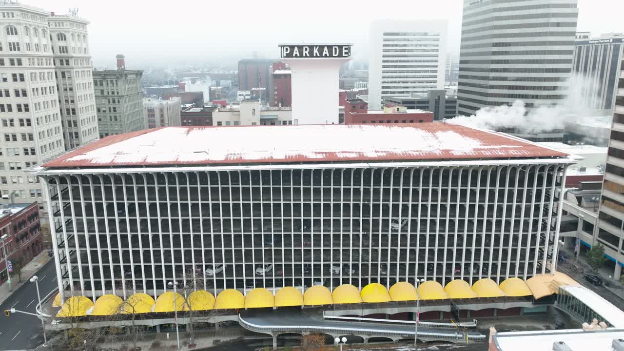 스포캔 시내의 파케이드 플라자 주차장에서 공중 촬영