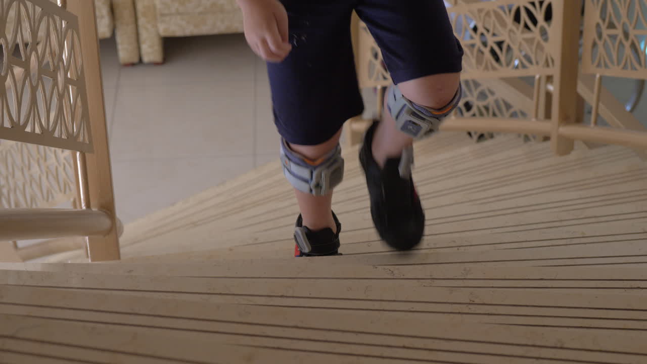 발을 떨어뜨리는 시스템으로 위층으로 걸어가는 어린이 페스 치료