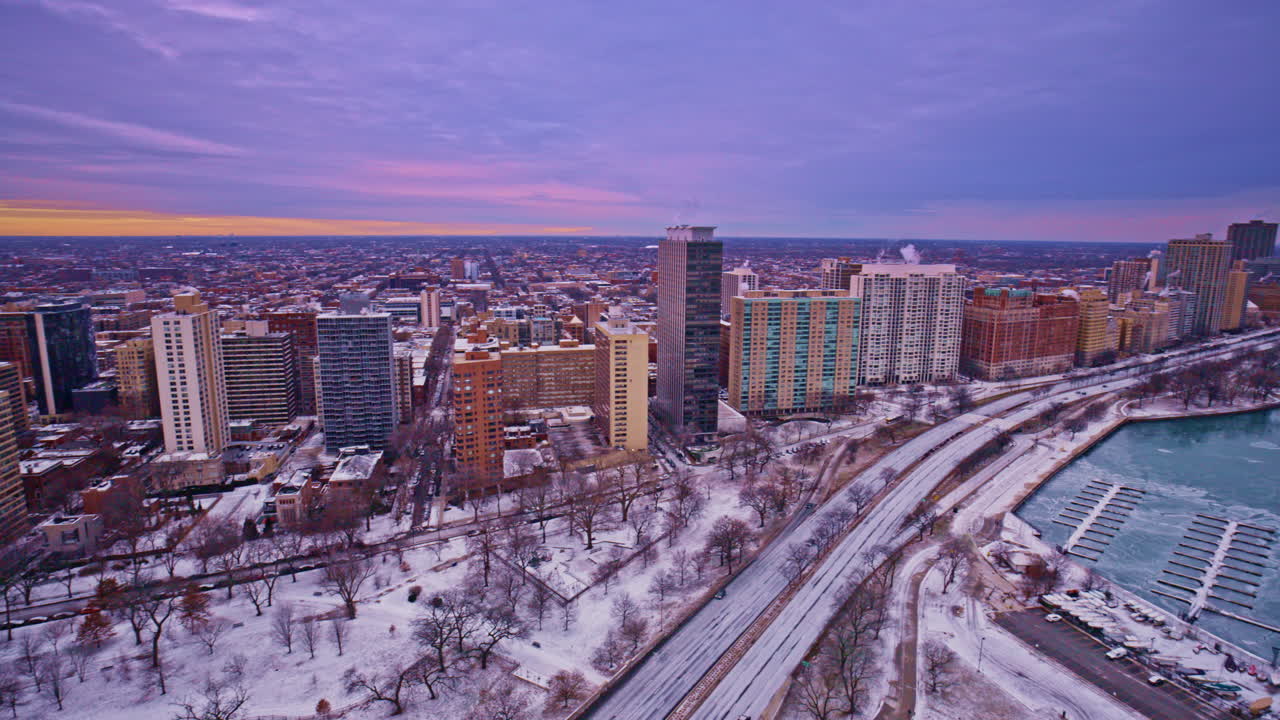 Imágenes de dron del distrito Loop resplandeciendo bajo los cielos invernales del amanecer