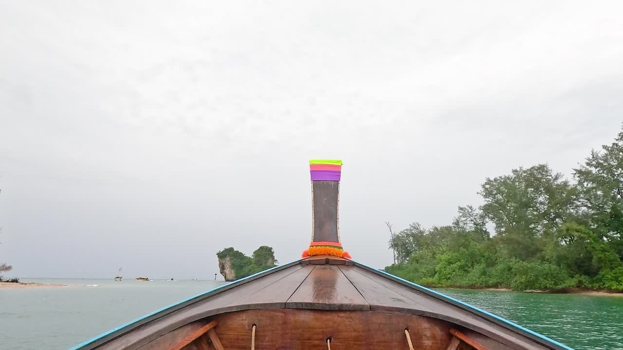 배는 울창한 섬 근처의 바다를 여행합니다.