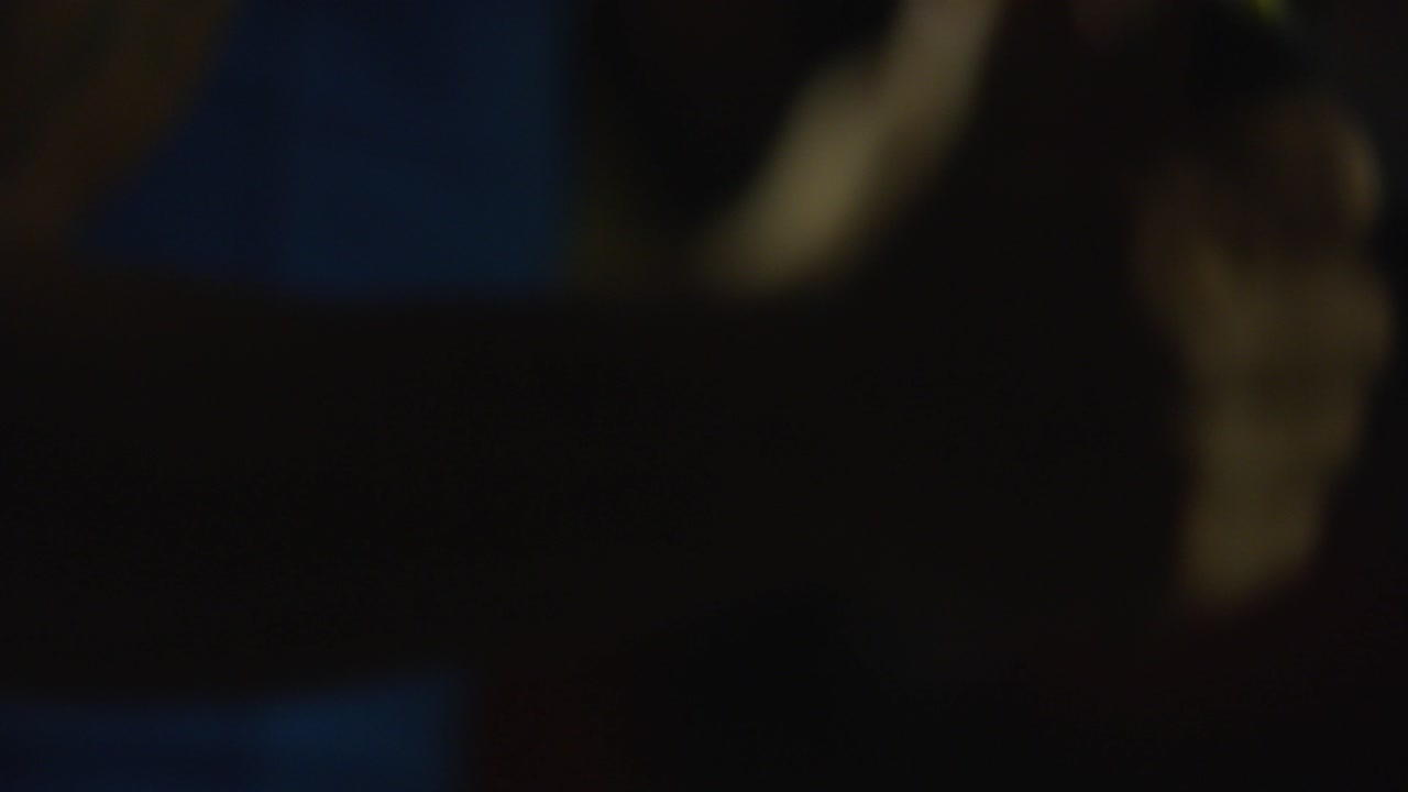 primer plano de las manos de una persona por la noche